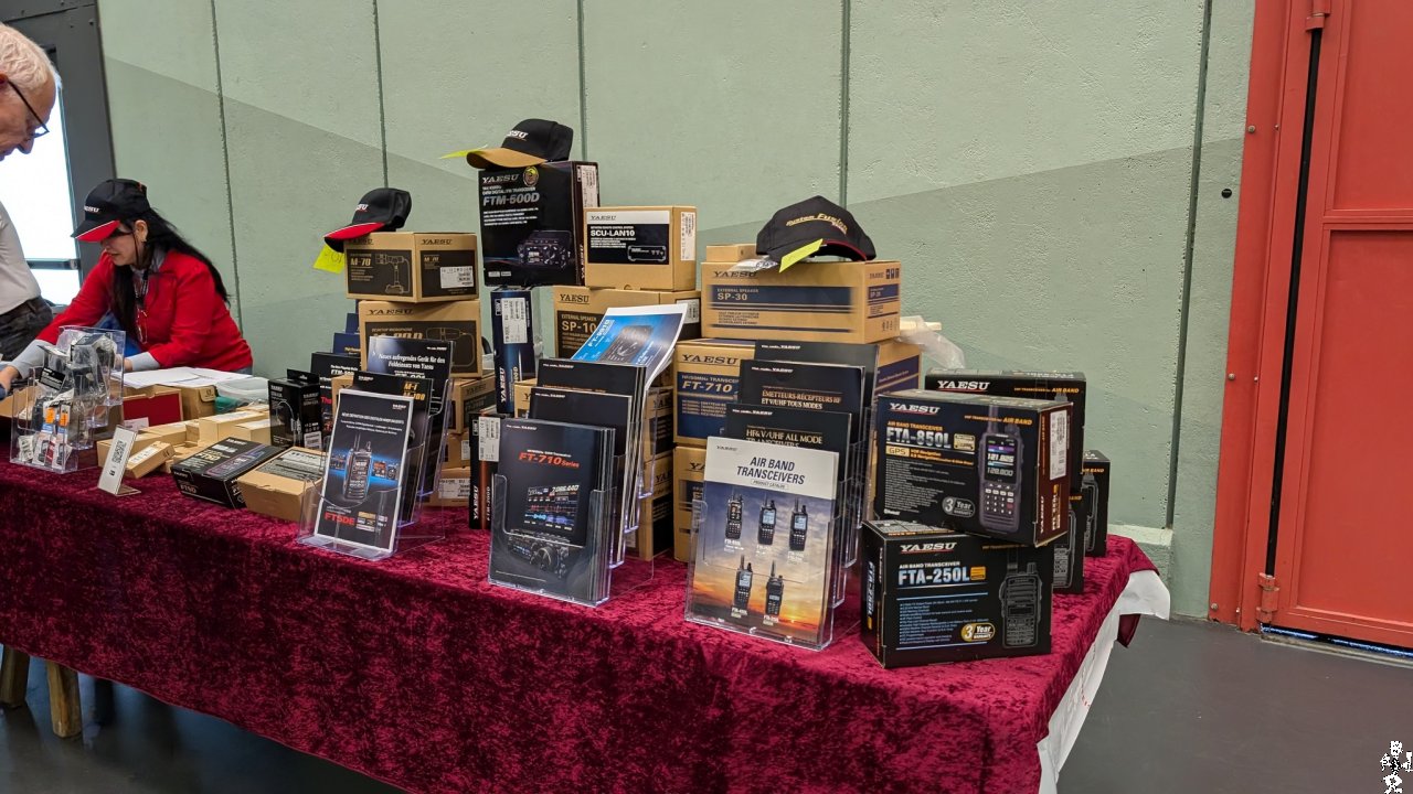 Stand richement garni de matériel radioamateur à la Surplus Party