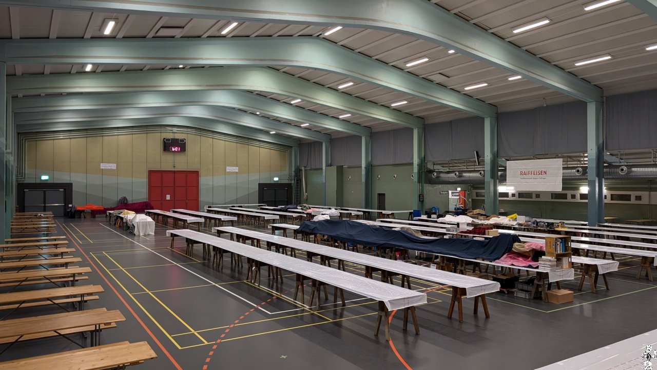 Halle et tables préparées avant l'ouverture de la Surplus Party