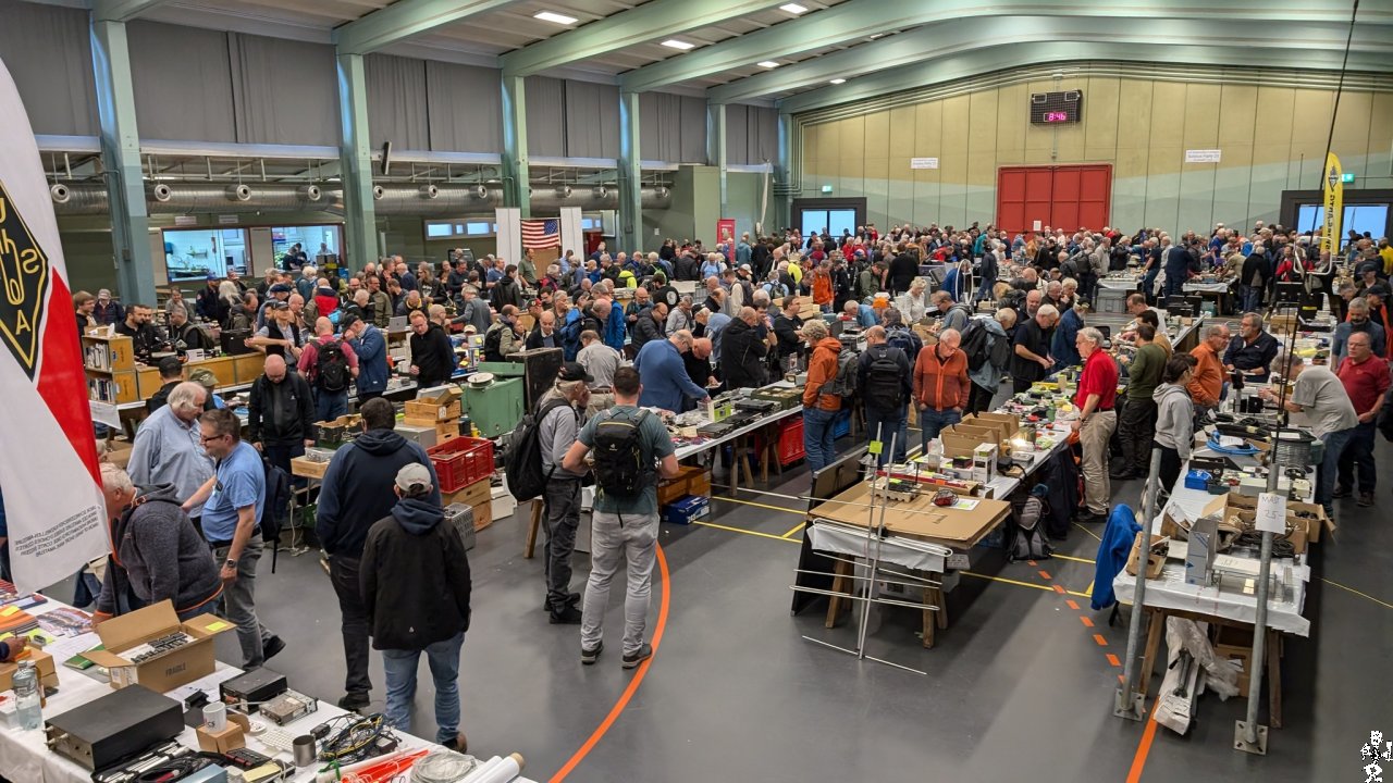 Allées animées et tables du marché aux puces de la Surplus Party de Zofingue