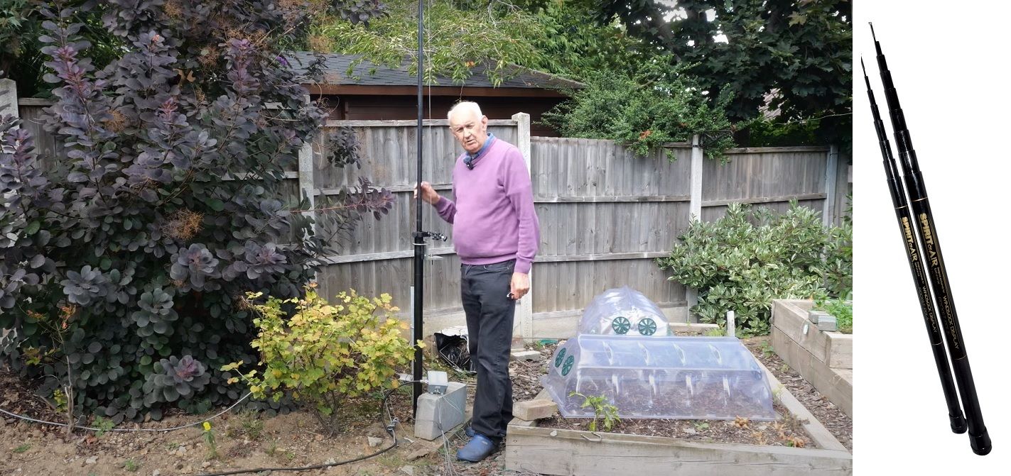 L'antenne verticale de 4 mètres installée avec le mât en fibre de verre et les radians au sol