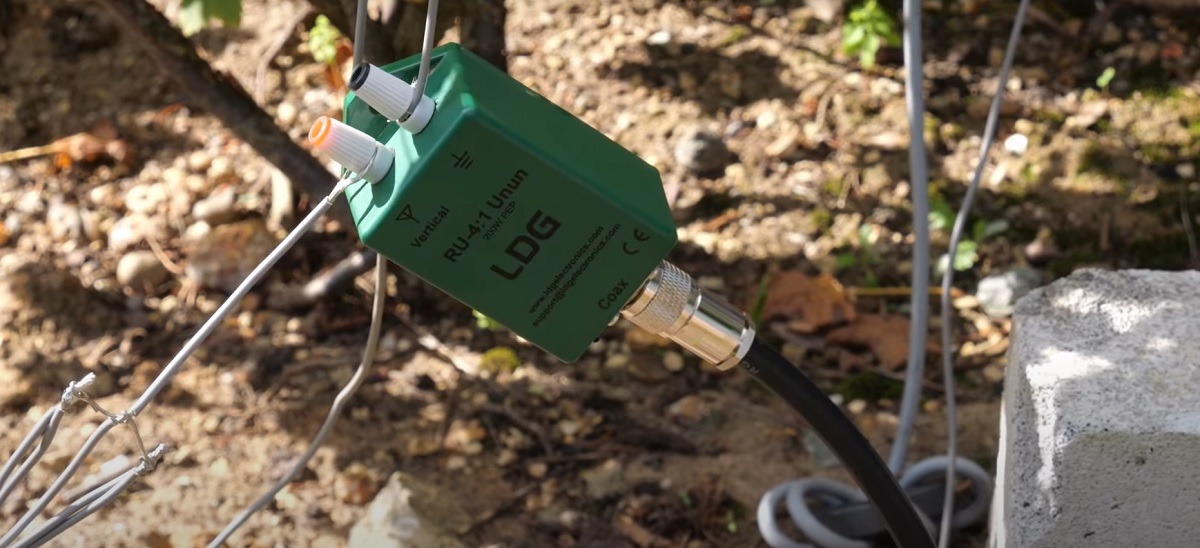 unun d'impédance 4:1 utilisé à la base de l'antenne verticale