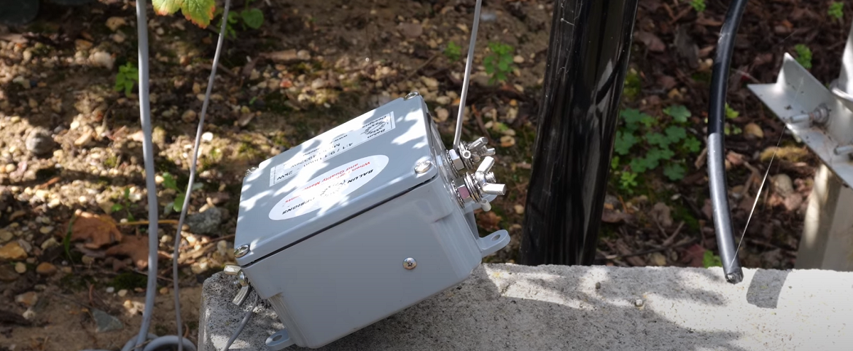 Gros plan sur le unun 4:1 montrant les connexions du fil d'antenne et du coaxial