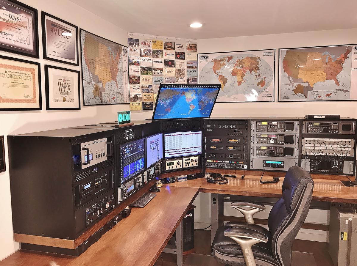 Intérieur du shack KC4NX avec équipements et station de travail