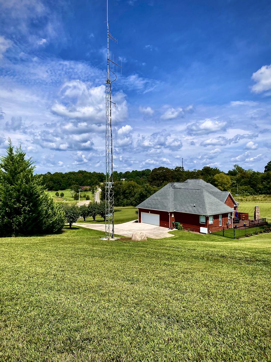 Les tours d'antennes de KC4NX sur Beacon Hill avec vue sur les Smoky Mountains