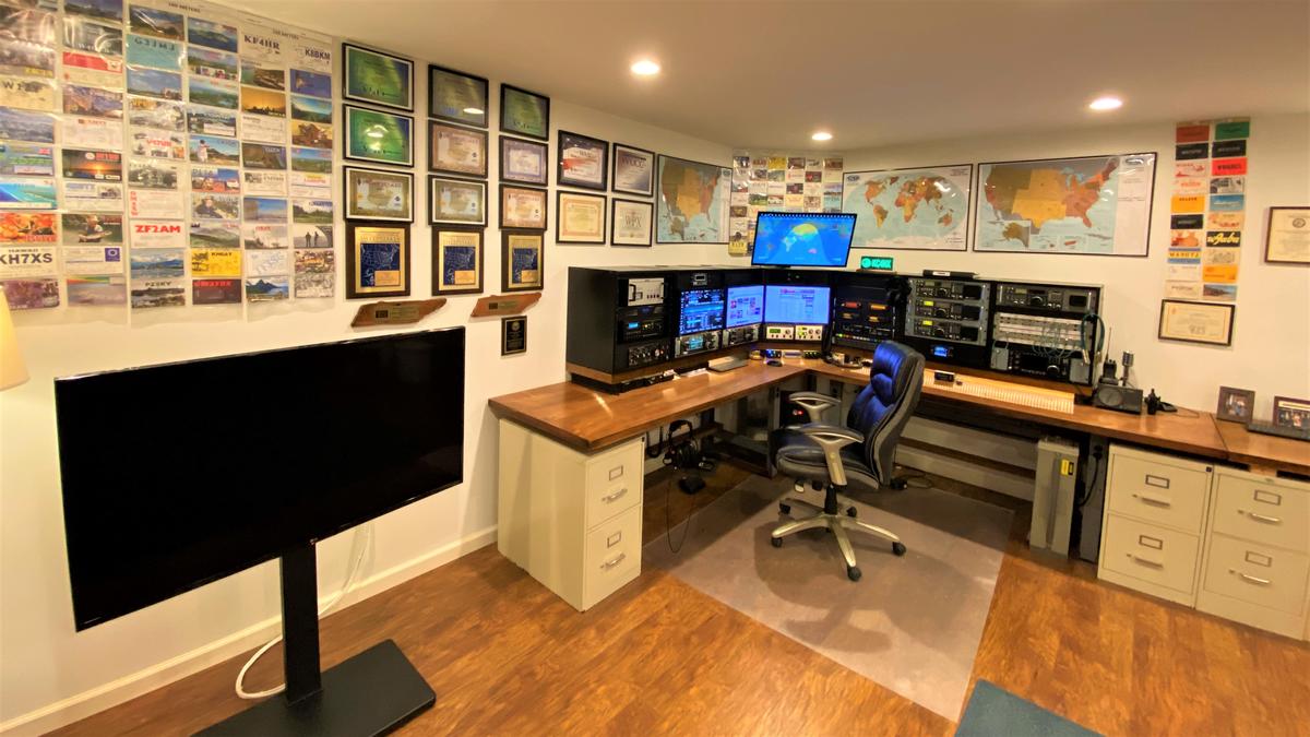 Vue panoramique du shack et des installations de KC4NX