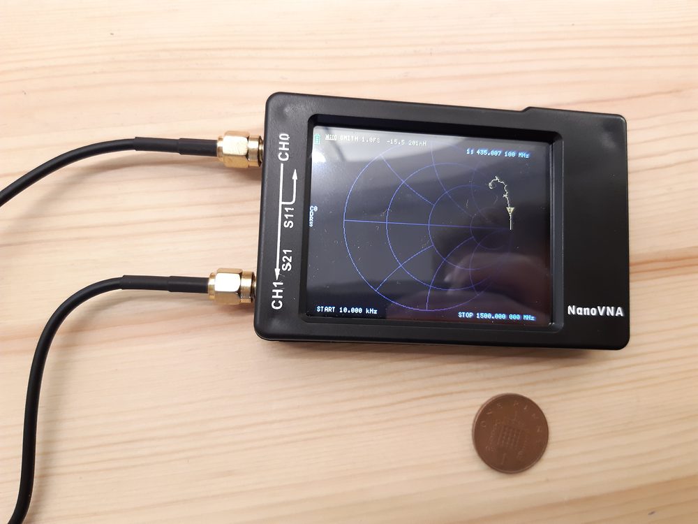 NanoVNA analyseur vectoriel de réseau portable affichant un diagramme de Smith pour la mesure d'antenne