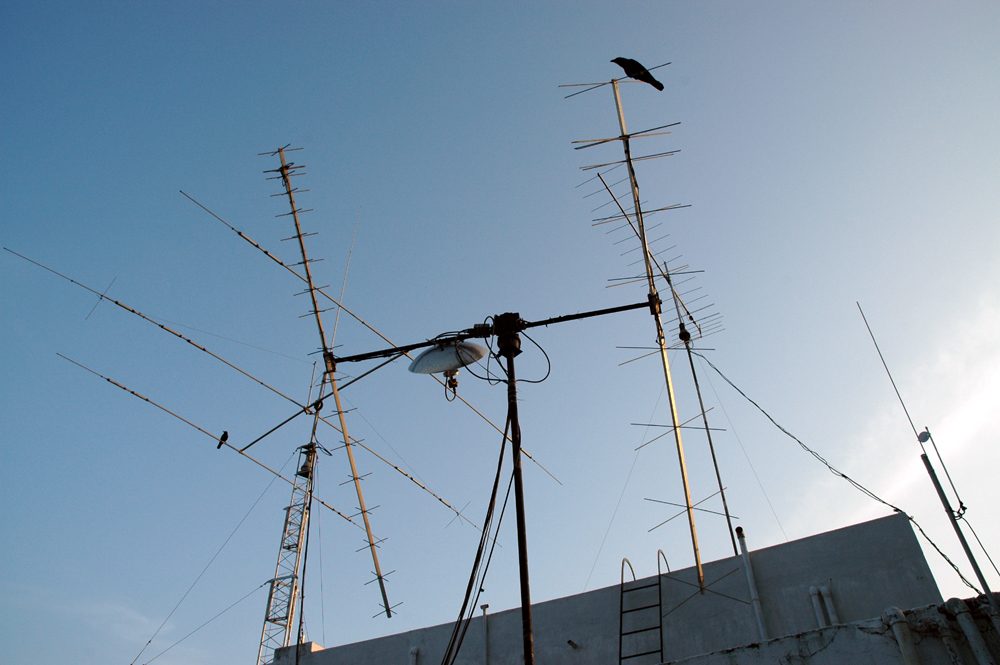 Antennes Yagi radioamateur montées sur un pylône avec rotateur, station VU2GMN