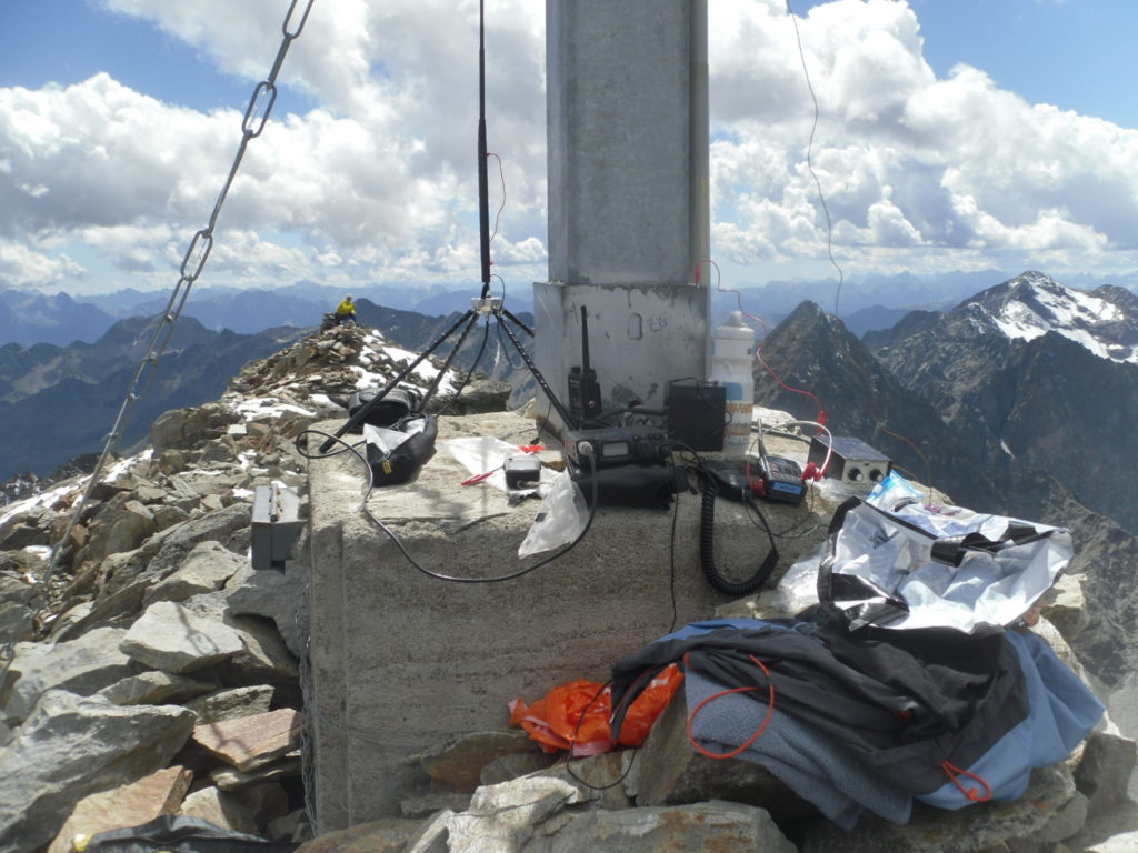 SOTA-Aktivierung auf einem Alpengipfel mit portabler Funkstation und Bergpanorama
