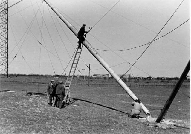 Érection d'un nouveau mât dans les années 1940