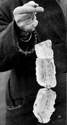 Glace sur les fils d'antenne lors d'un hiver rigoureux