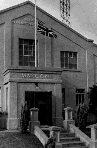 Le bâtiment Marconi de Dorchester avec le drapeau en berne le 21 juillet 1937