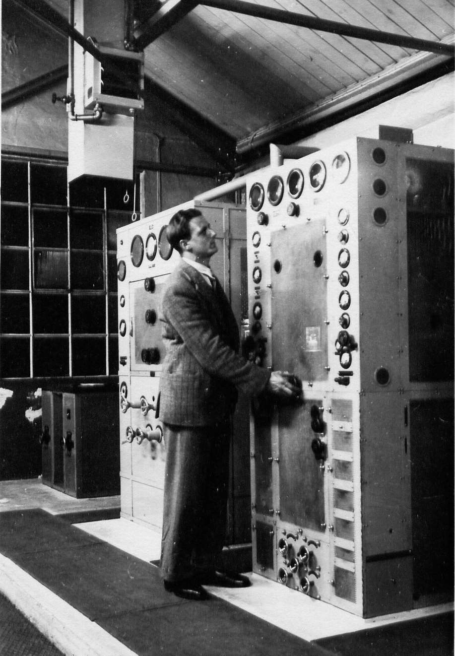 Phil Savage accordant l'émetteur Marconi SWB8-10 No.11