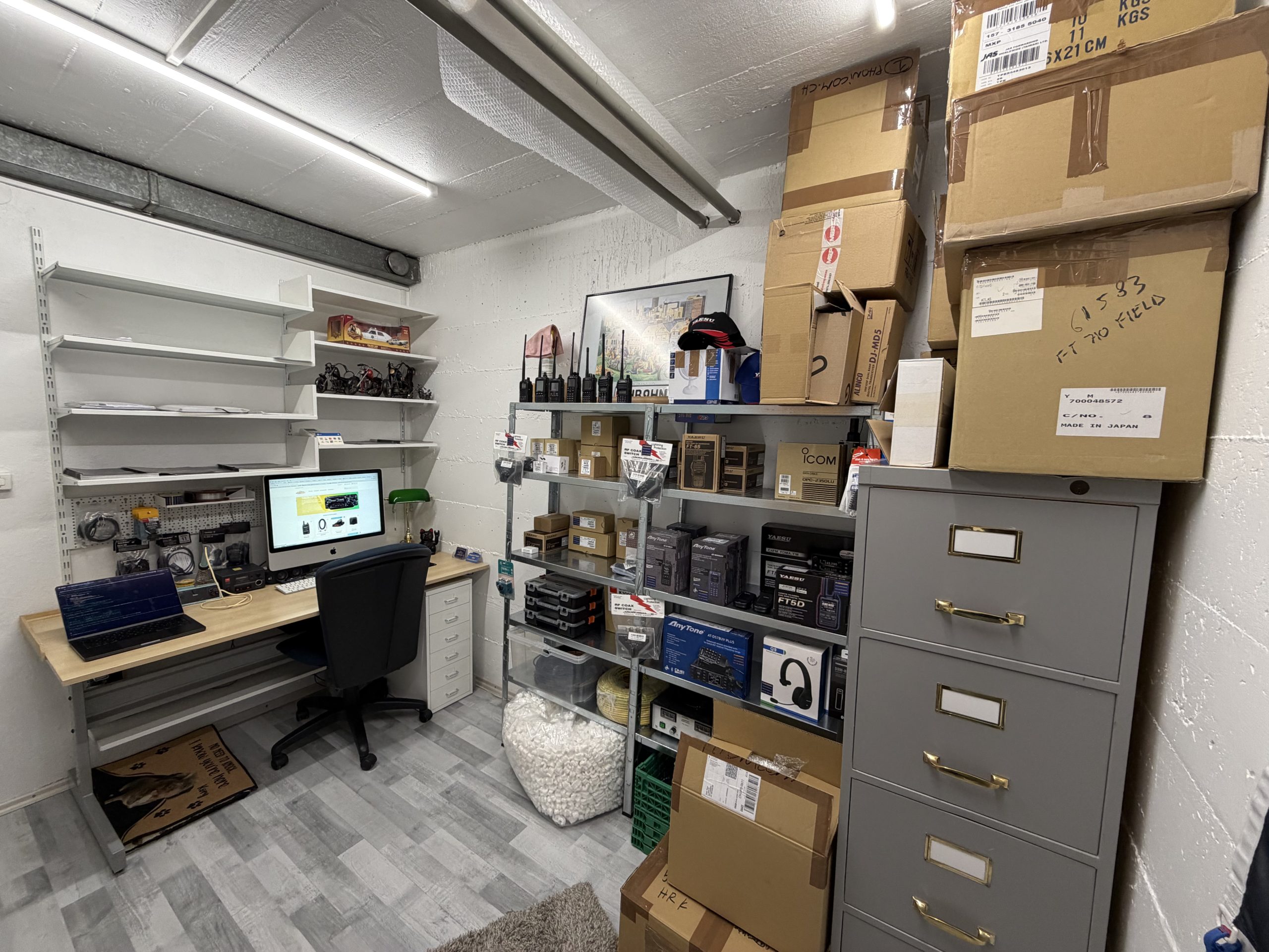 Bureau et poste de travail Phonicom avec stock de matériel radioamateur
