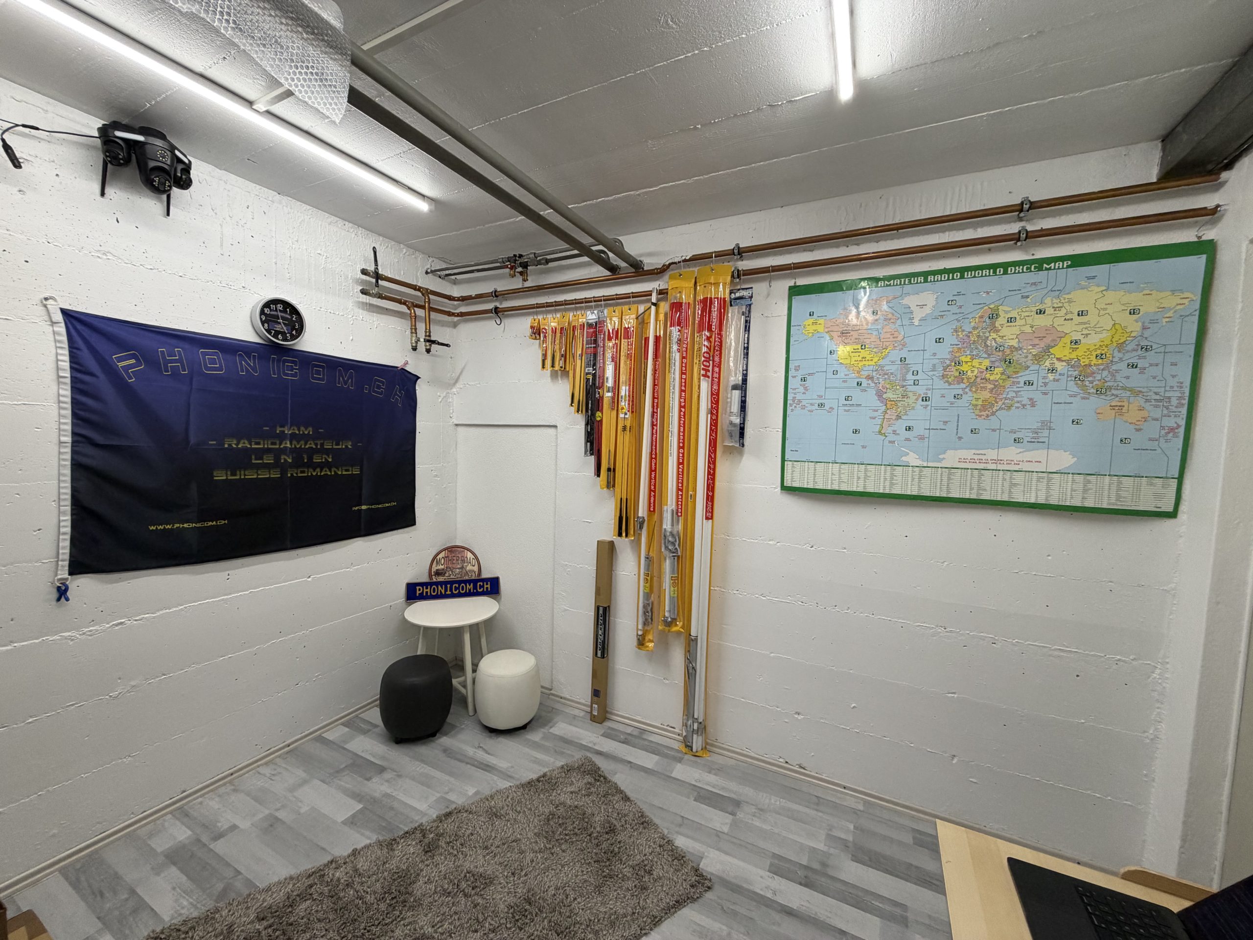 Showroom Phonicom avec bannière officielle et carte du monde des contacts radio