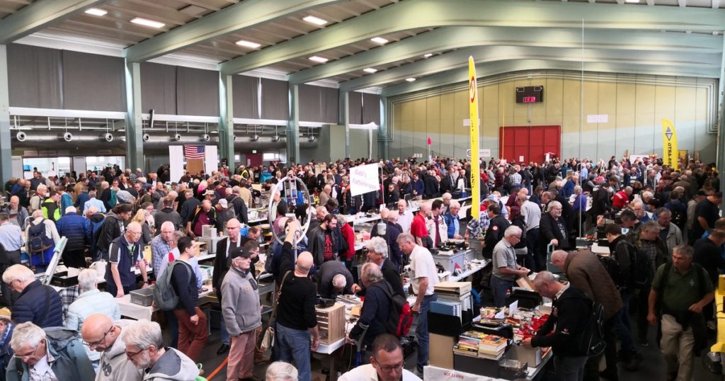 Foule de radioamateurs dans la halle de la Surplus Party de Zofingue